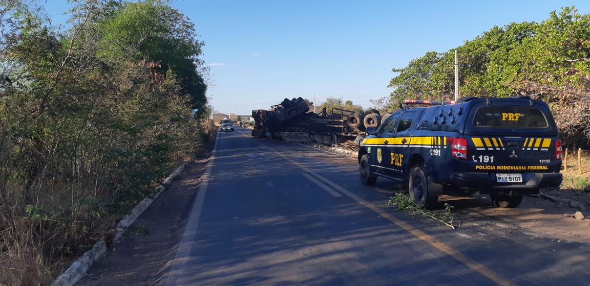Scania tombada na BR 135 no Piauí